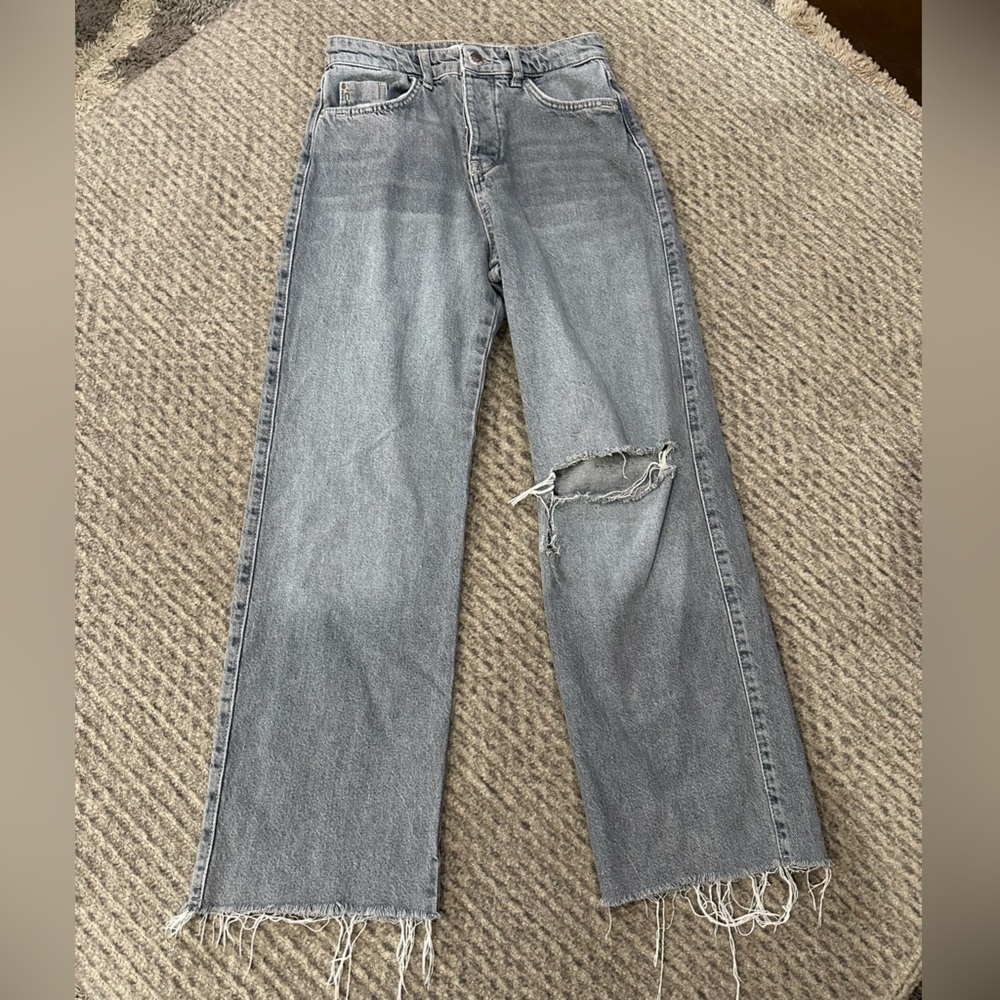 ZARA Gray Distressed Cropped jeans, size 2!